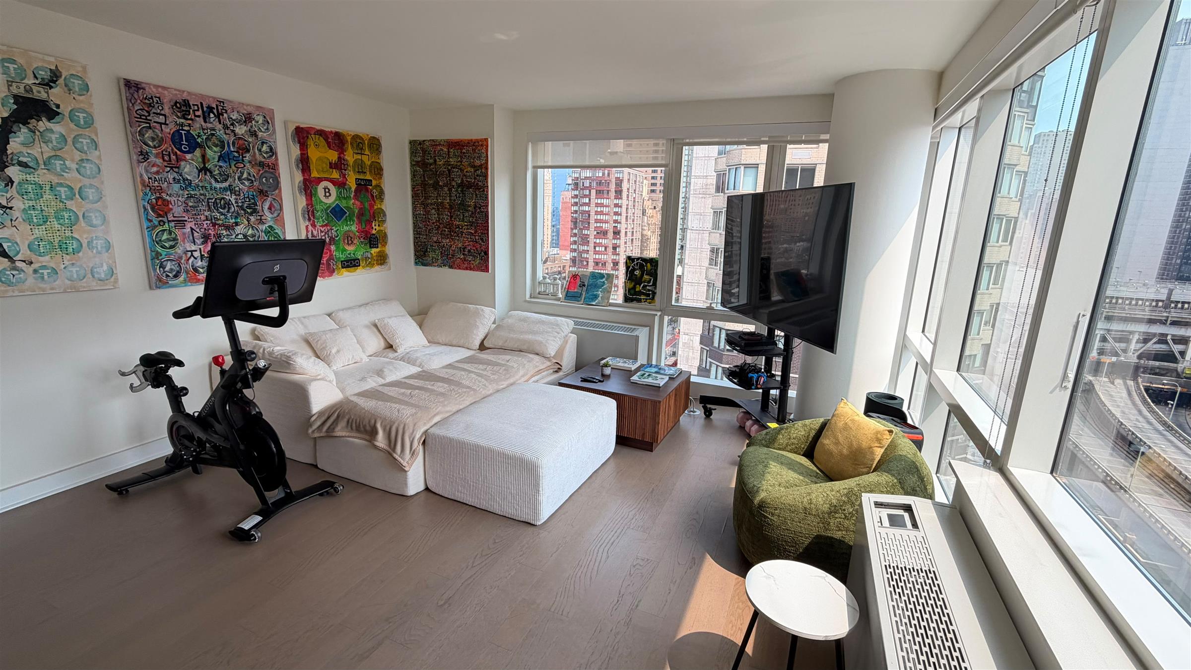 Corner living room with city views at Casaé MiMa 2